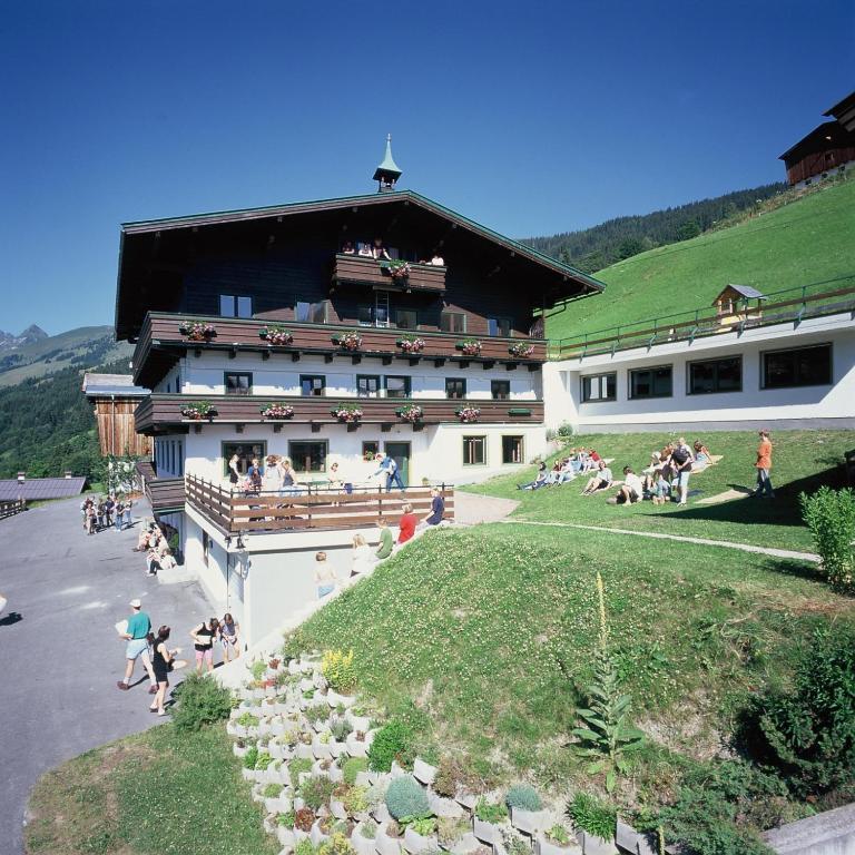 Ski In-Ski Out - Gaestehaeuser Saalbach-Hinterglemm - Wallegghof Christianhof Exterior photo